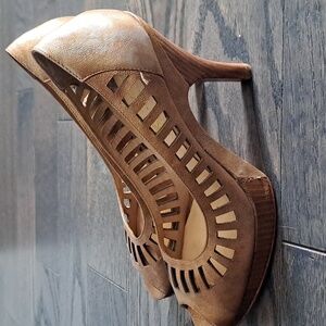 Tan Mondern Vintage open toed heels